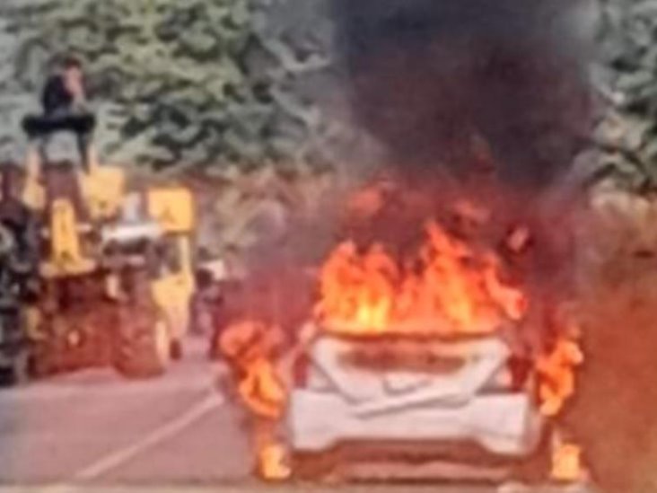 Auto de alquiler se incendia repentinamente y terminó en cenizas en Emiliano Zapata Auto de alquiler se incendia repentinamente y terminó en cenizas en Emiliano Zapata