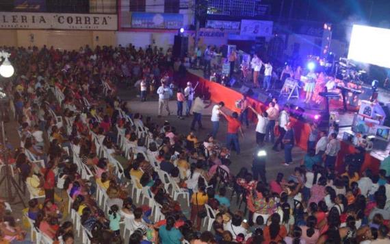 Gobierno de Tacotalpa celebra Día de las Madres con lleno total en el parque central