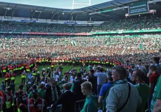 Afición Alemana, invade cancha tras ascenso del Werder Bremen; hay 20 lesionados