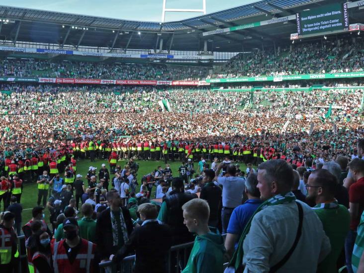 Afición Alemana, invade cancha tras ascenso del Werder Bremen; hay 20 lesionados Afición Alemana, invade cancha tras ascenso del Werder Bremen; hay 20 lesionados
