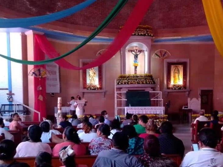 Bajan de su altar al Cristo Negro Señor de la Salud Bajan de su altar al Cristo Negro Señor de la Salud