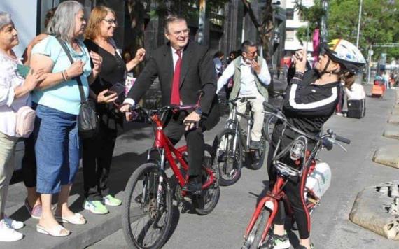 Marcelo Ebrard, rifará su bicicleta roja en redes sociales por aniversario del paseo ciclista