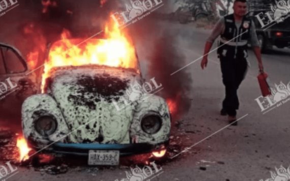 Auto se incendia sobre el libramiento San Joaquín en Comalcalco