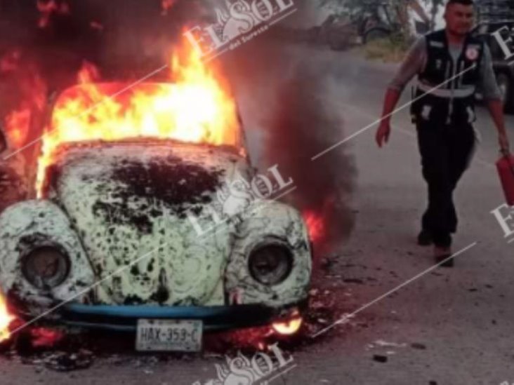 Auto se incendia sobre el libramiento San Joaquín en Comalcalco Auto se incendia sobre el libramiento San Joaquín en Comalcalco
