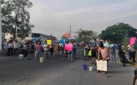 Bloquean Periférico hacia Carrizal para exigir agua potable para sus localidades