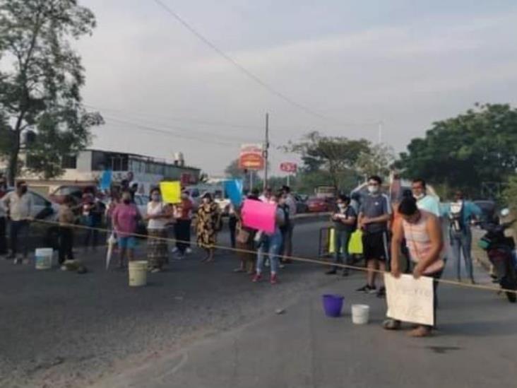 Bloquean Periférico hacia Carrizal para exigir agua potable para sus localidades Bloquean Periférico hacia Carrizal para exigir agua potable para sus localidades