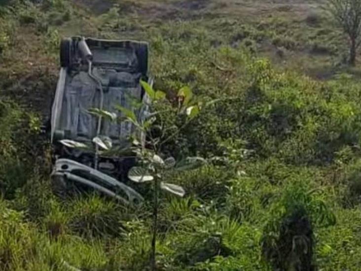 Auto termina en barranco después de salirse de la carretera en Balancán Auto termina en barranco después de salirse de la carretera en Balancán