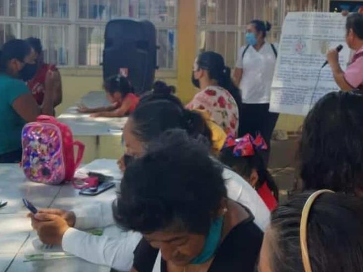 Realizan diversas platicas en escuelas públicas, sobre medidas preventivas relacionadas con hepatitis, tuberculosis y hasta piojos Realizan diversas platicas en escuelas públicas, sobre medidas preventivas relacionadas con hepatitis, tuberculosis y hasta piojos