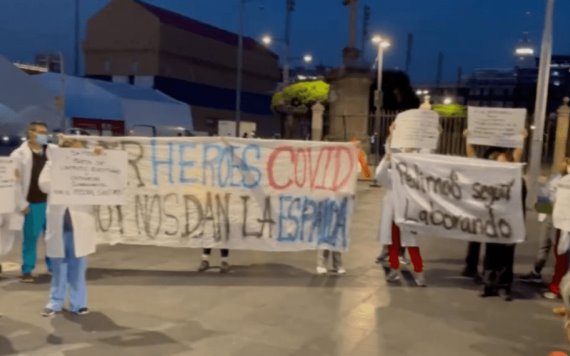 Médicos protestan contra la contratación de doctores cubanos y para exigir continuidad laboral afuera del Palacio Nacional
