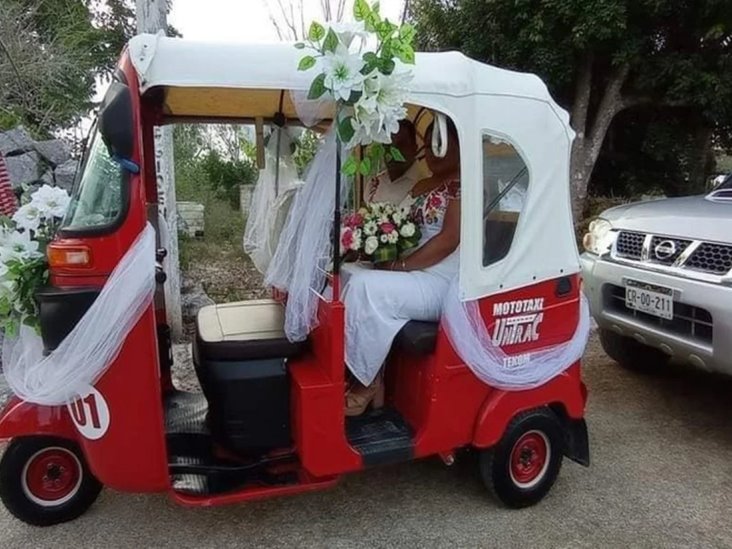 Pareja de Yucatán convierte mototaxi en su carruaje de boda Pareja de Yucatán convierte mototaxi en su carruaje de boda