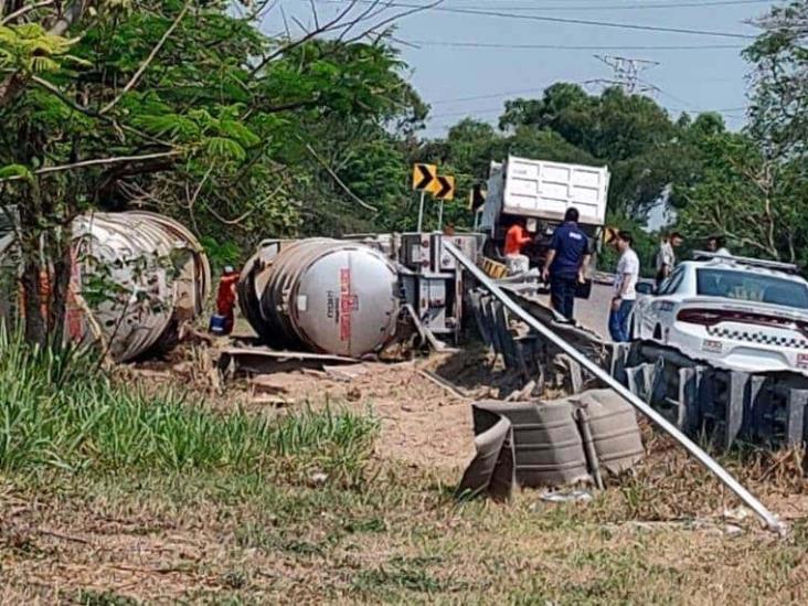 Vuelca tráiler cerca del libramiento a Villahermosa Vuelca tráiler cerca del libramiento a Villahermosa