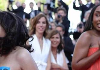 Joven desnuda irrumpe en la alfombra roja de Cannes en protesta por abusos a mujeres en Ucrania
