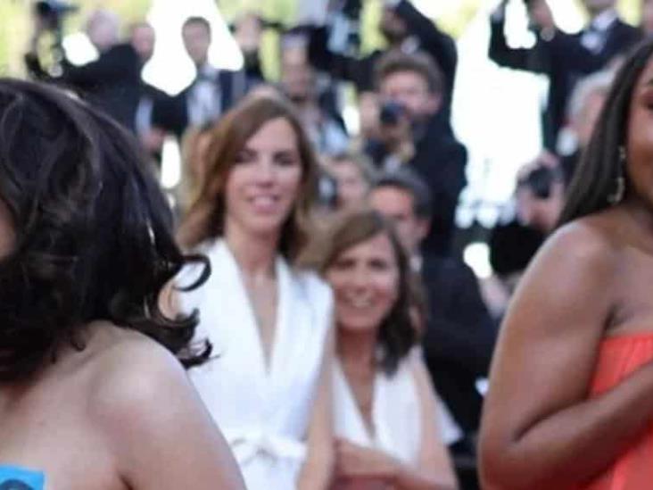 Joven desnuda irrumpe en la alfombra roja de Cannes en protesta por abusos a mujeres en Ucrania Joven desnuda irrumpe en la alfombra roja de Cannes en protesta por abusos a mujeres en Ucrania