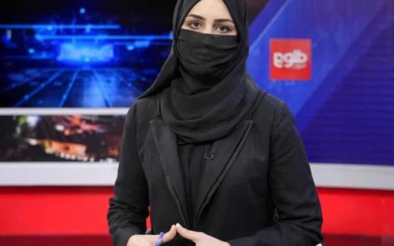 Presentadoras de Televisión cubren su rostro para salir al aire por orden de los talibanes