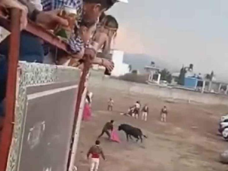 Toro escapa de plaza donde era toreado y embiste a cuatro personas Toro escapa de plaza donde era toreado y embiste a cuatro personas