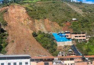 Derrumbe de cerro en carretera de Perú deja cinco muertos
