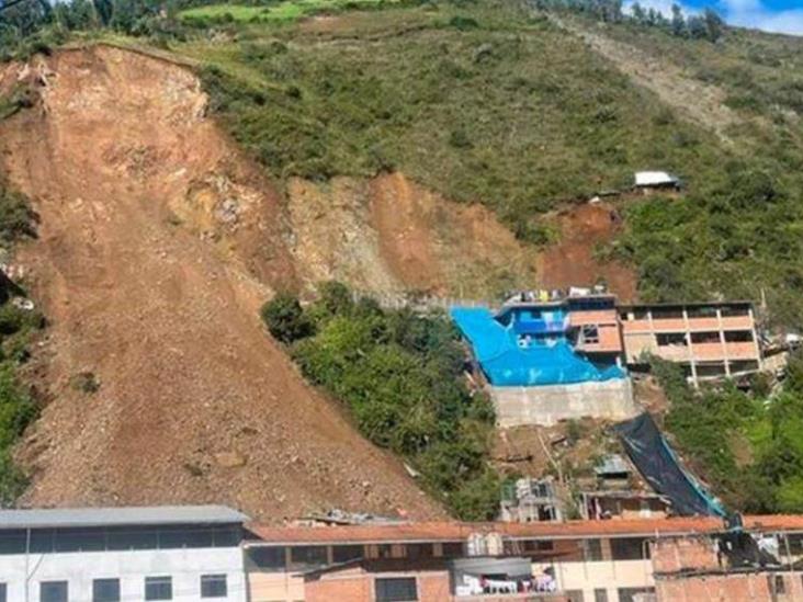 Derrumbe de cerro en carretera de Perú deja cinco muertos Derrumbe de cerro en carretera de Perú deja cinco muertos
