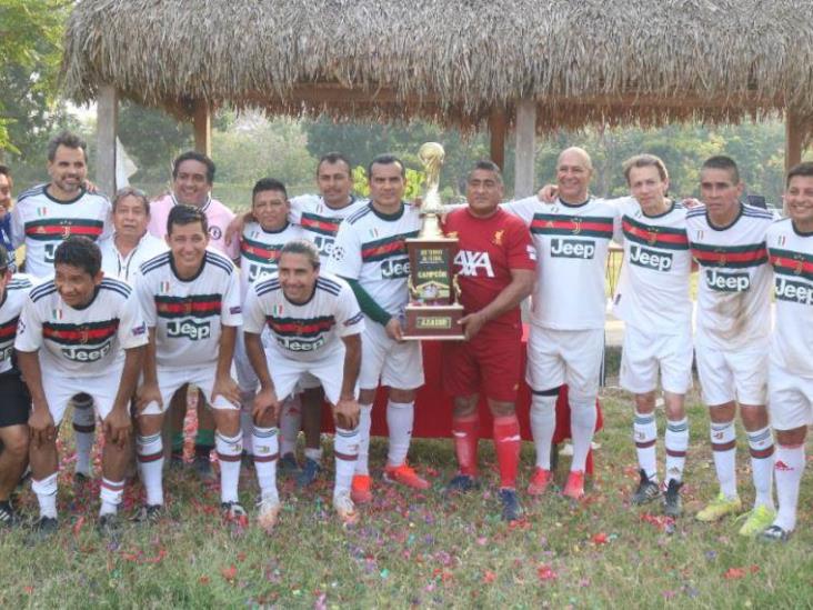 Axasur se coronó campeón de la Liga Máster Más de 40 años, al imponerse 2-1 a La Raza Axasur se coronó campeón de la Liga Máster Más de 40 años, al imponerse 2-1 a La Raza