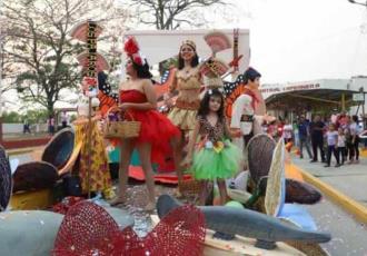 Fiesta multicolor en Desfile de Carros Alegóricos en Jonuta