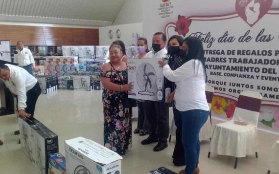 Yolanda Osuna Huerta entregó regalos a las madres trabajadoras del Ayuntamiento del Centro