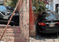 Vehículo queda atorado en calle de Taxco, Guerrero por culpa de GPS