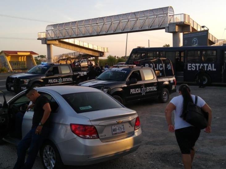 Habitantes del Fracc. Las Rosas bloquean la carretera Villahermosa a Frontera Habitantes del Fracc. Las Rosas bloquean la carretera Villahermosa a Frontera