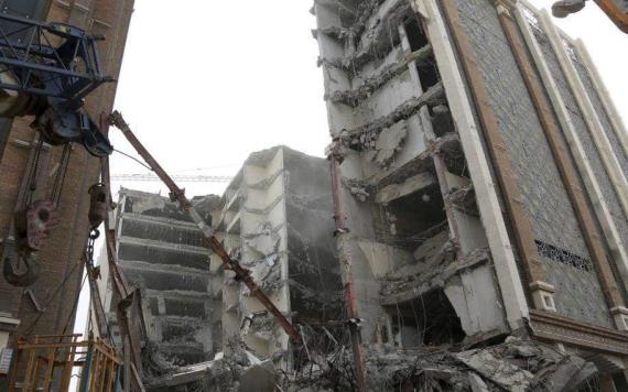 Derrumbe de edificio en Irán deja 11 muertos y decenas de desaparecidos