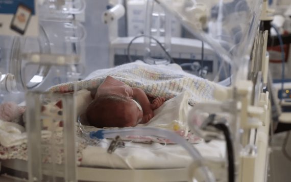 Bebé cae de cabeza al salir del vientre de su mamá en Brasil