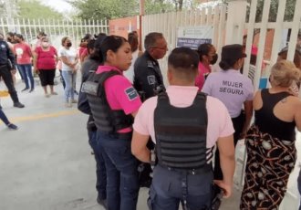 Padres de familia protestan en primaria por supuesta amenaza de alumno con arma en Nuevo León