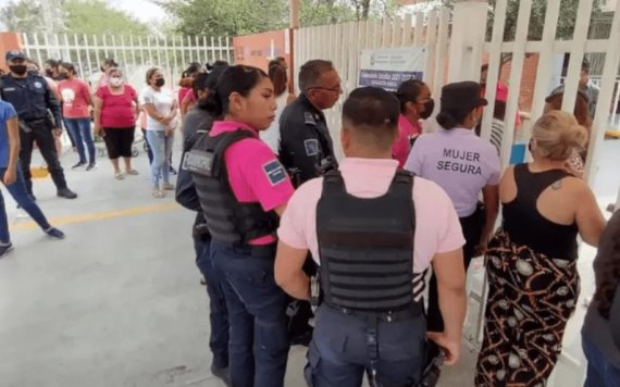 Padres de familia protestan en primaria por supuesta amenaza de alumno con arma en Nuevo León