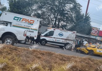 Fuerte accidente entre un taxi y una camioneta por el Fraccionamiento Los Claustros