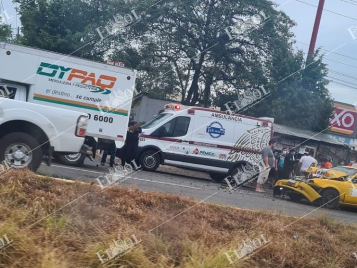 Fuerte accidente entre un taxi y una camioneta por el Fraccionamiento Los Claustros Fuerte accidente entre un taxi y una camioneta por el Fraccionamiento Los Claustros
