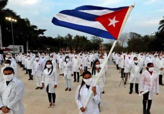 Juez frena plan de AMLO de contratar a médicos cubanos,  la paga que reciban podría ir a dar al gobierno cubano
