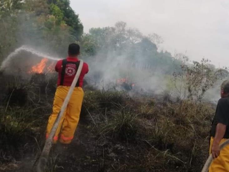 Sofocan incendio en campo de fútbol en Jalapa Sofocan incendio en campo de fútbol en Jalapa