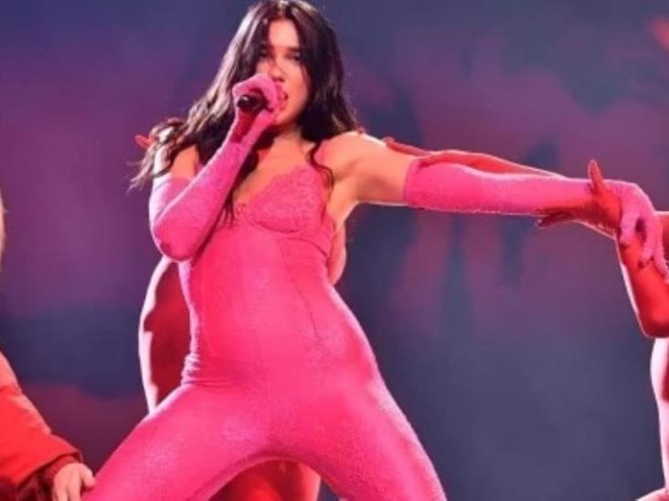 Dua Lipa canta por todos lados, exposición de reproducción Dua Lipa canta por todos lados, exposición de reproducción