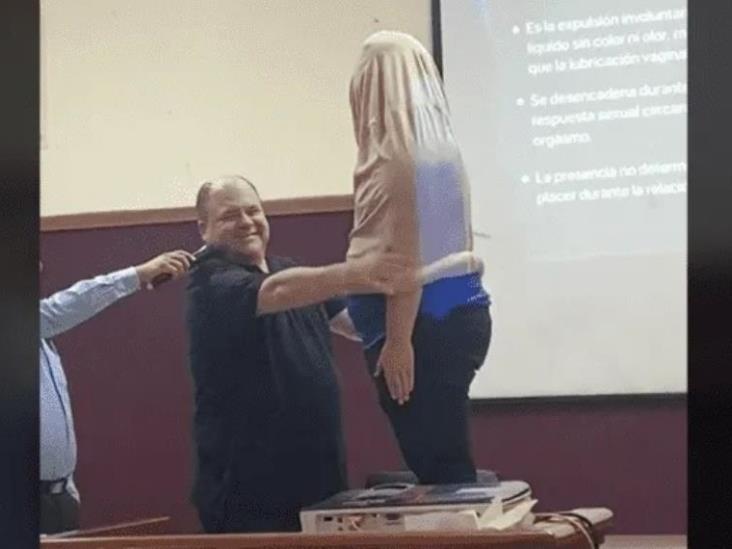 Profesor en Sinaloa usa a joven de ejemplo para explicar cómo colocar un preservativo; se hace viral Profesor en Sinaloa usa a joven de ejemplo para explicar cómo colocar un preservativo; se hace viral