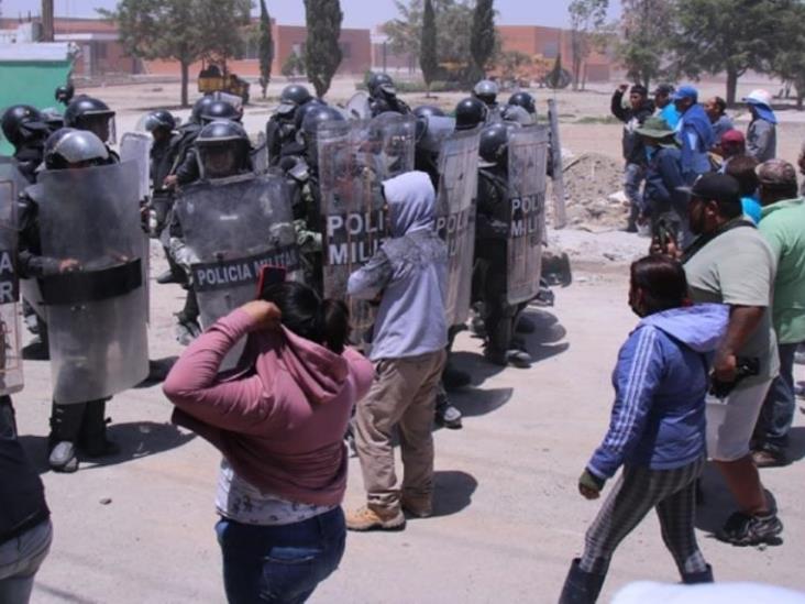Policías militares y pobladores se enfrentan por el uso de terrenos para el AIFA Policías militares y pobladores se enfrentan por el uso de terrenos para el AIFA