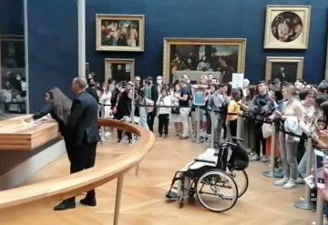 Sujeto ataca con un pastel a la Mona Lisa de Da Vinci en el museo del Louvre