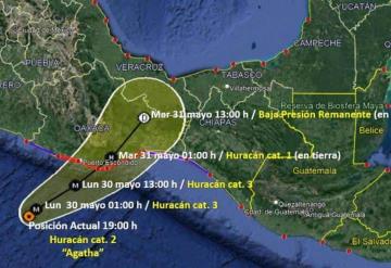 El centro del huracán Agatha, categoría 2, mantiene su trayectoria de impacto hacia las costas de Oaxaca