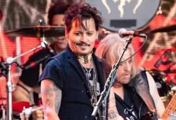 Johnny Depp sorprende al público al tocar en el concierto de Jeff Beck