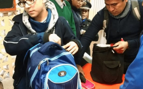 Revisan mochilas de alumnos en secundaria de la CDMX, tras amenaza de tiroteo