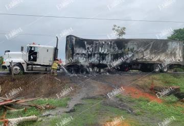 Termina calcinada la caja de un tráiler sobre la carretera hacia El Macayo en la ranchería Corregidora 3ra sección