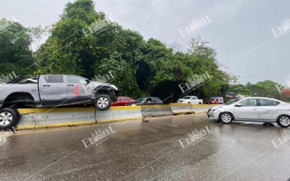 Conductor pierde control del volante debido al exceso de velocidad en Comalcalco