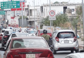 Mujer embarazada se arroja a un auto en movimiento tras discutir con su esposo en Campeche