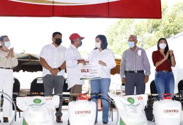 Realiza entrega de mil paquetes tecnológicos de insumos para el cultivo de plátano, la presidenta municipal Yolanda Osuna Huerta