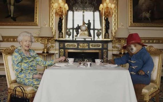 La reina Isabel II y el oso Paddington toman el té juntos