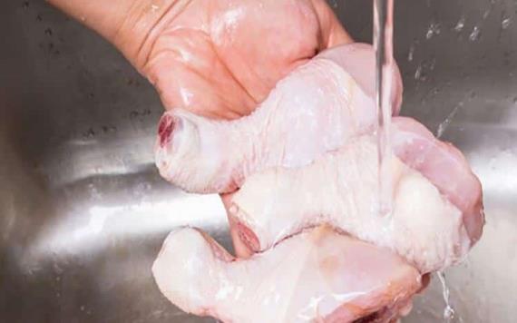 El peligroso motivo por el que no deberías lavar el pollo antes de cocinarlo
