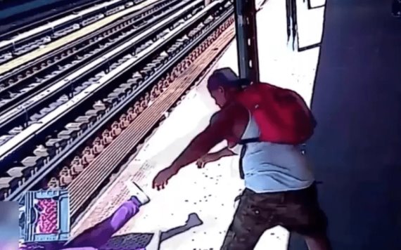 Video: Hombre arroja a mujer a las vías del tren en Nueva York