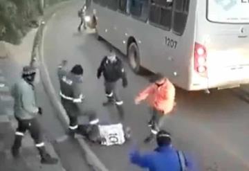 Video: pasajeros de autobús dan golpiza a hombre que agredía a mujer en la carretera