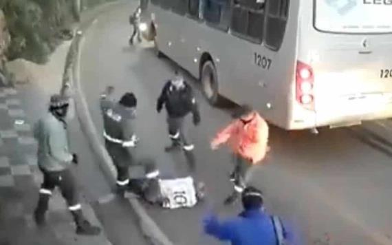 Video: pasajeros de autobús dan golpiza a hombre que agredía a mujer en la carretera